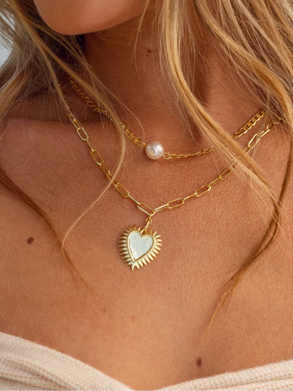 ✨Uncommon James Gold Sunburst Heart Pendant Necklace - Picture 4 of 11